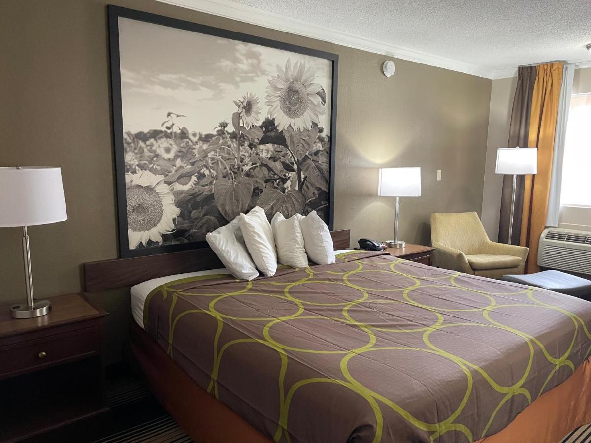 Deluxe Inn & Suites Junction City Exterior photo