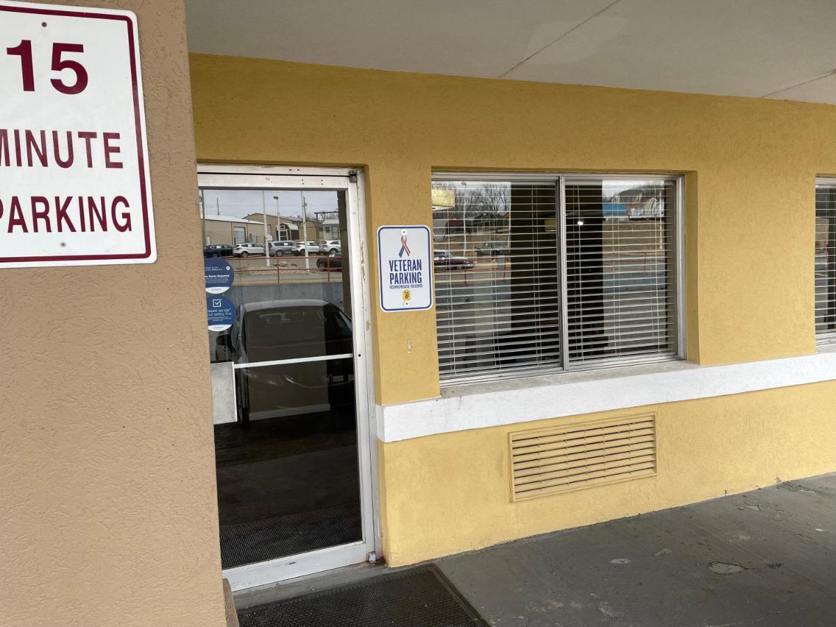 Deluxe Inn & Suites Junction City Exterior photo
